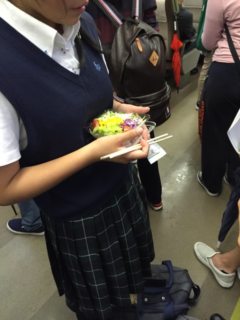 学校でサラダを食べてたら突然電車にテレポートされた女子高生