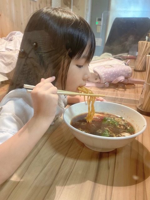 幼稚園年長の女の子 二郎系のラーメン富士丸の野菜少なめ半麺を完食wwwwwww たのしいまとめだよ