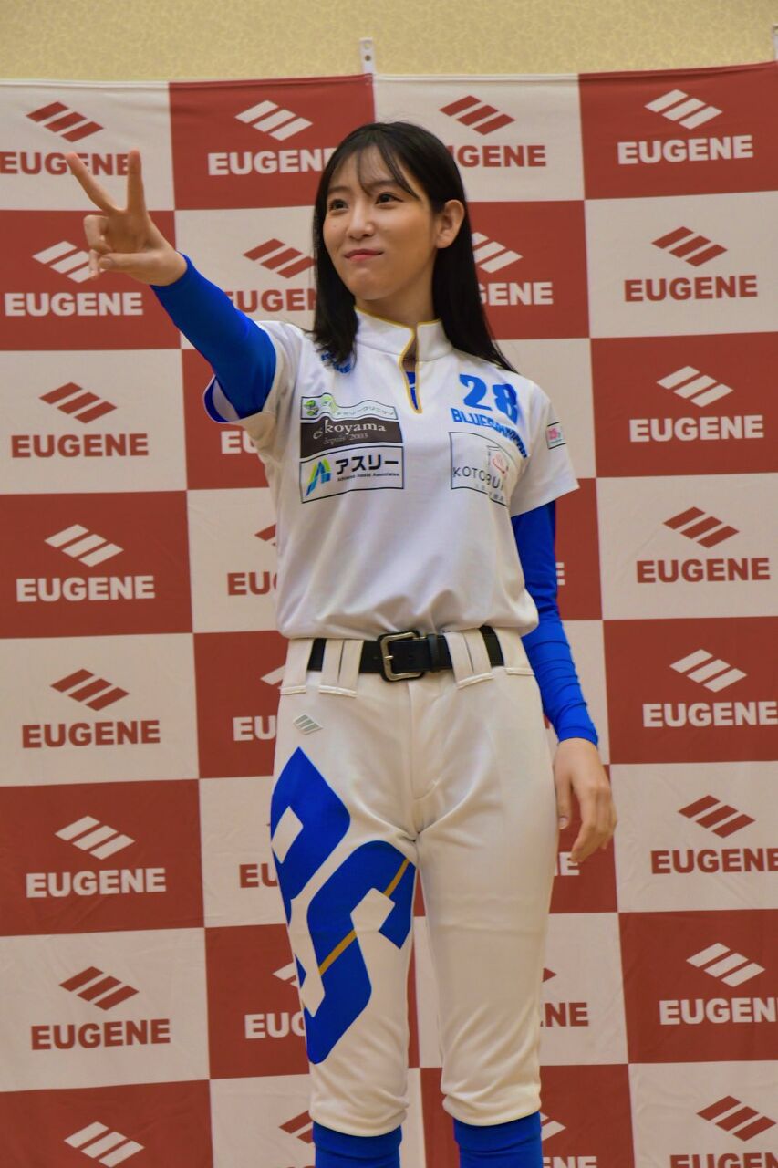 女子野球チームが 胸元がv字 のユニフォームを発表 たのしいまとめだよ