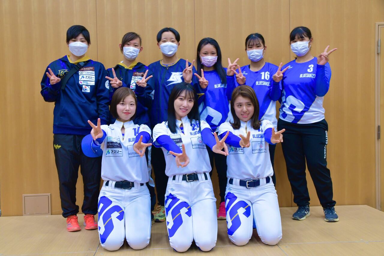 女子野球チームが 胸元がv字 のユニフォームを発表 たのしいまとめだよ