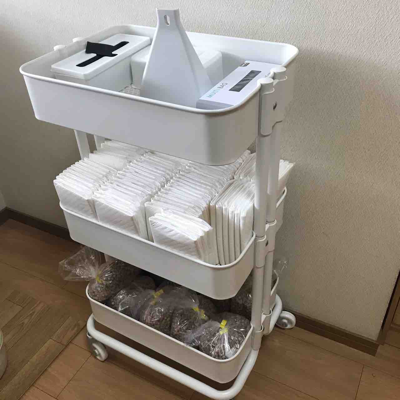 Ikeaのワゴンにまとめた猫たちのトイレ用品 窓際にゃんこたちとのゆるい暮らし Ikeaのワゴンにまとめた猫たちのトイレ用品 窓際にゃんこたちとのゆるい暮らし