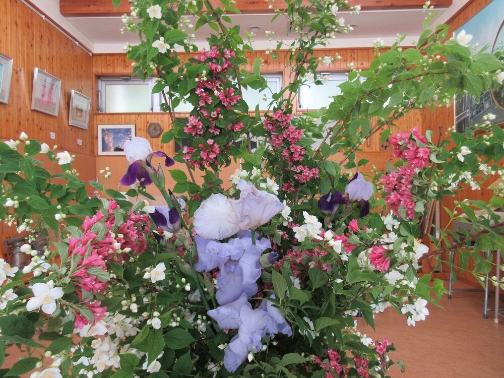 素晴らしい出会いを 今日 5月18日 の誕生花と共に待つ 生け花 さくとう山の学校 のブログ