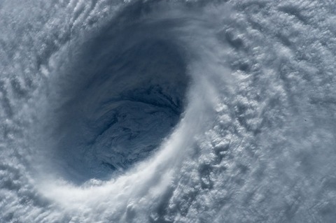 typhoon-1650677_640