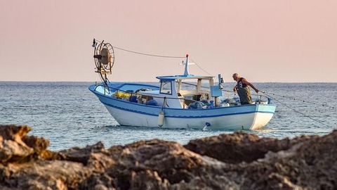 fishing-boat-g34ad5c8f3_640