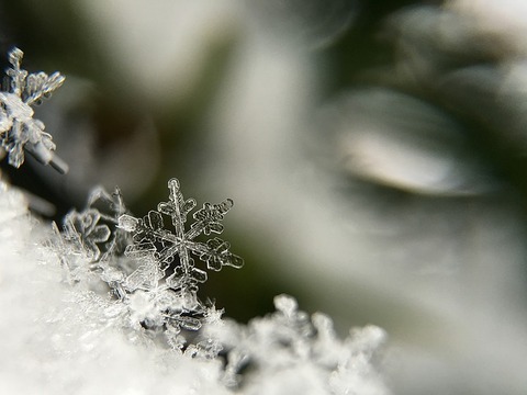 snowflake-1245747_640