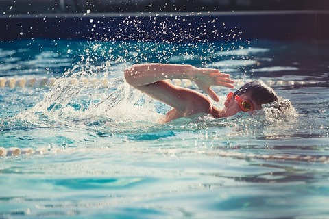 swimming-821622_640