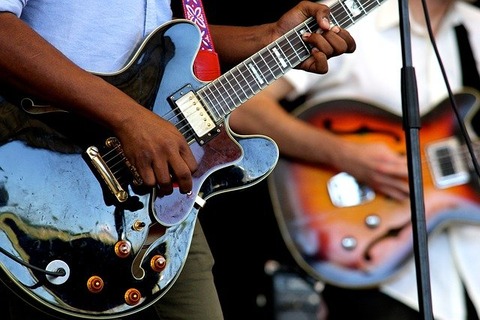 guitars-2033566_640