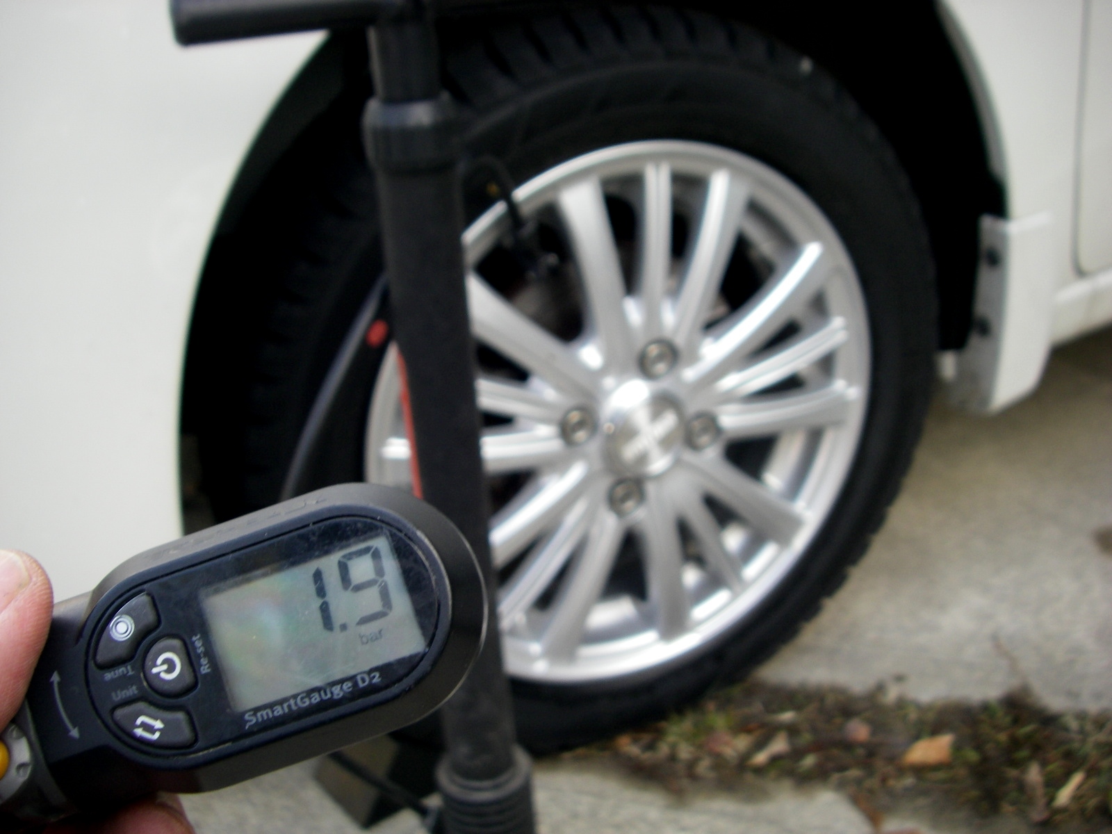 スノータイヤにタイヤ交換2台分 自転車用空気入れで空気を入れる シーバス電脳日誌 ロードバイクでサイクリングも スノータイヤにタイヤ交換2台分 自転車用空気入れで空気を入れる シーバス電脳日誌 ロードバイクでサイクリングも