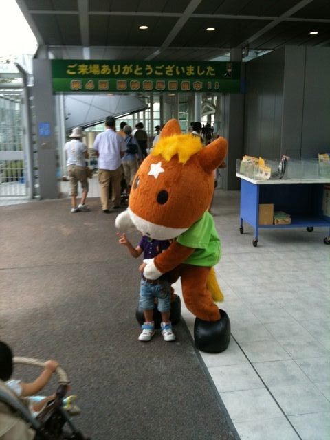 事件発生!今日、阪神競馬場で子どもがターフィーに食べられていました。