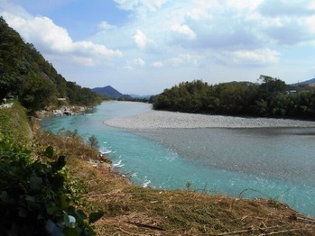 １３番への道（鮎喰川近景）