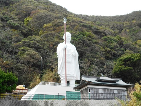 ２４番への道（白い大師像）