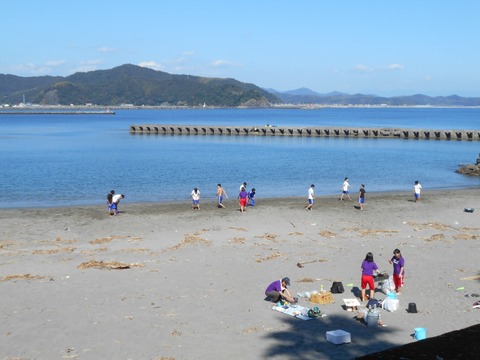 ドッジボールする若者ら（青龍寺近くの浜）
