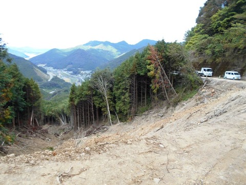 ４３番への道（がけ崩れ）