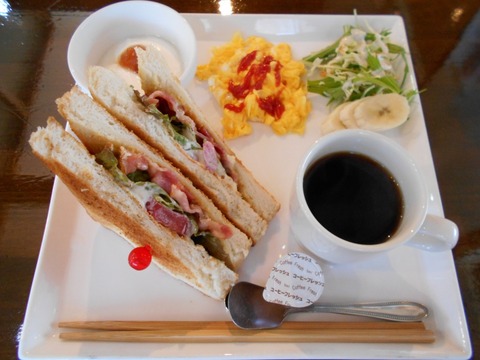 ３９番への道（カフェ）