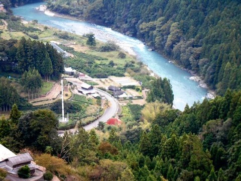 １３番への道（鮎喰川遠景２）