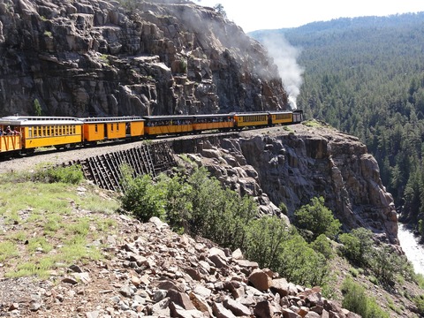 train-418957_1920