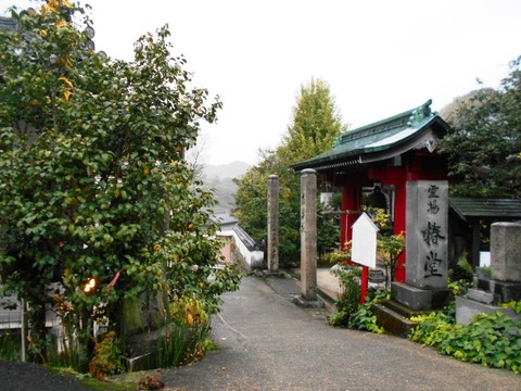 別格14番椿堂山門