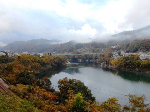 別格15番への道（朝の吉野川）