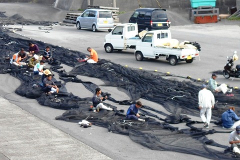 ２４番への道（網を修理する漁師たち）