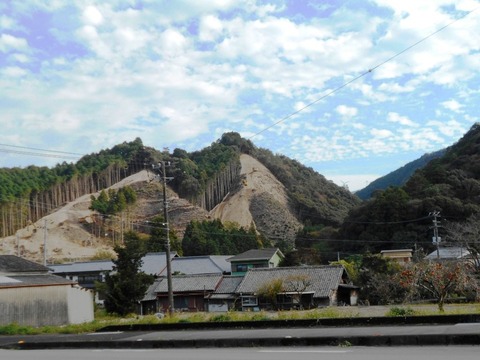 ４１番への道（削られる山肌）