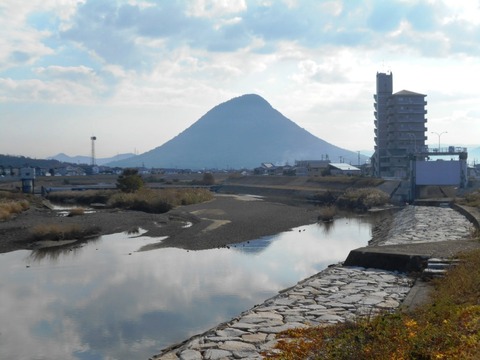 78への道（川と山）