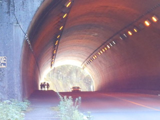トンネルの中の遍路