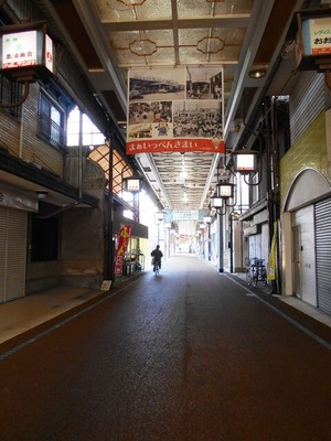 79への道（坂出の商店街）