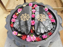 仏足石と赤い花