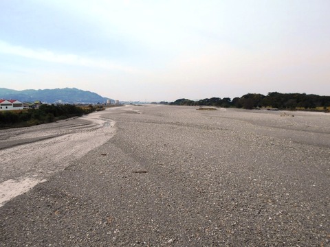 48への道（重信川）
