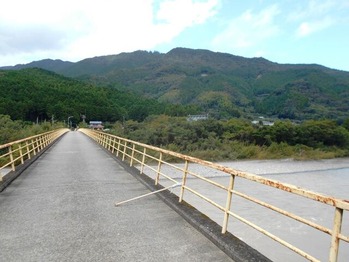 ２１番への道（那賀川の水井橋）