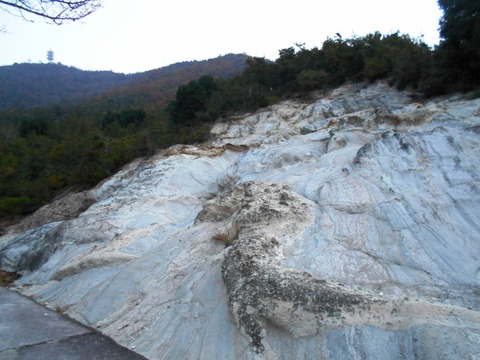 81への道(白い岩壁)