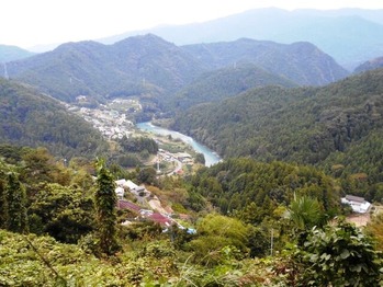 １３番への道（鮎喰川遠景）