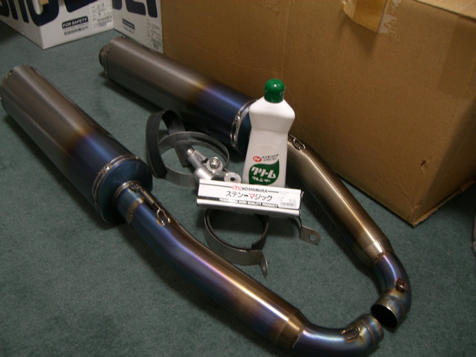 マフラー交換 2台のドゥカと赤いアルファ