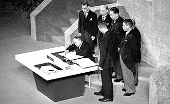 Yoshida_signs_San_Francisco_Peace_Treaty