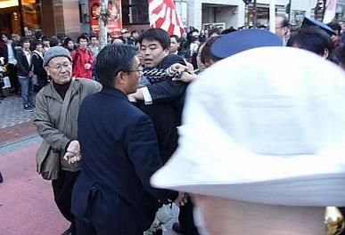 3警察が拡声器を手渡す