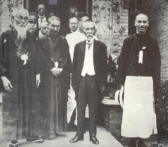 Tsuyoshi_Inukai_with_Mitsuru_Toyama_and_Chiang_Kai-shek_cropped
