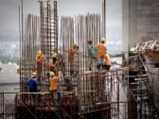 23105170-construction-site-workers1