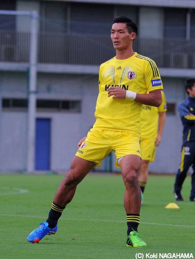 画像 槙野の左右色違いのシューズに興味津々な本田 と内田 Samurai Goal 画像 槙野の左右色違いのシューズに興味津々な本田 と内田 Samurai Goal