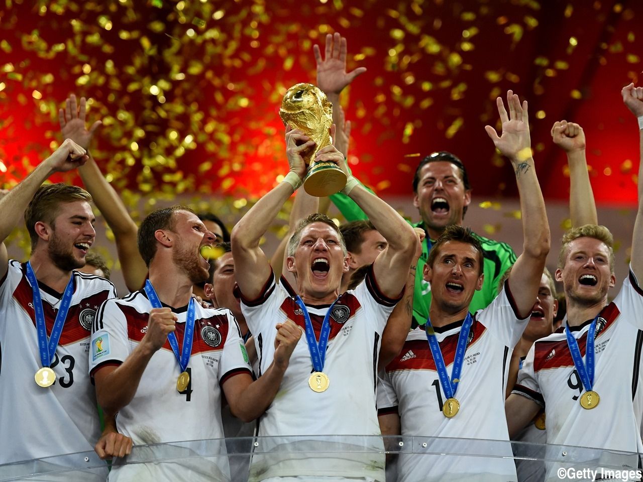 サッカー選手ってクラブで優勝するのと国で優勝するのどっちが嬉しいの？