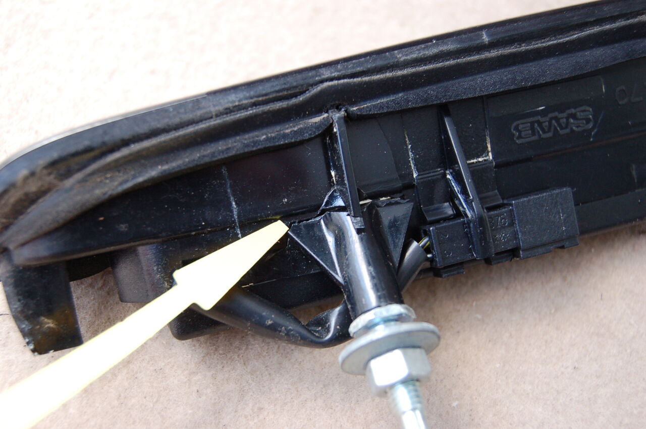 ハイマウントストップランプ内が結露 : 【中古車流通研究所