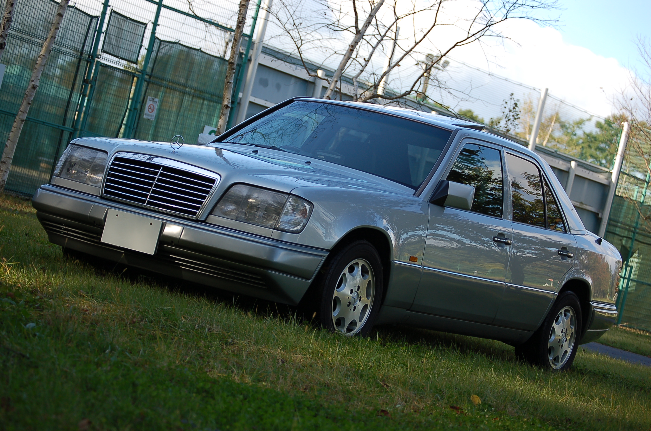 入庫速報 ｗ１２４ ｅ２８０ リアのエンブレムはｅ３２０だけどね 中古車流通研究所 オーナー日記