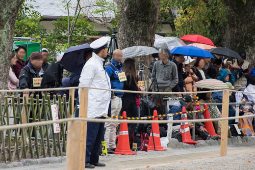 報道席と、その横のカメ爺たちも 待機中