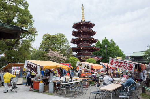 境内の中に屋台がある