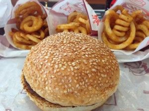 ハンバーガーとポテトとルートビア−A&W