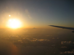 主翼と太陽と富士山