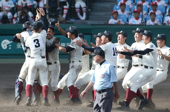 大阪桐蔭、金足農を１３―２で破り史上初の２度目春夏連覇