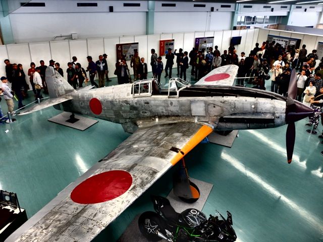 父さん、『飛燕（ひえん）』を見て来ましたよ。 : その場に立つ