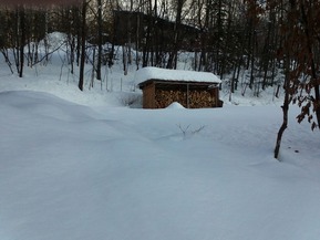 0 雪に埋もれた薪小屋