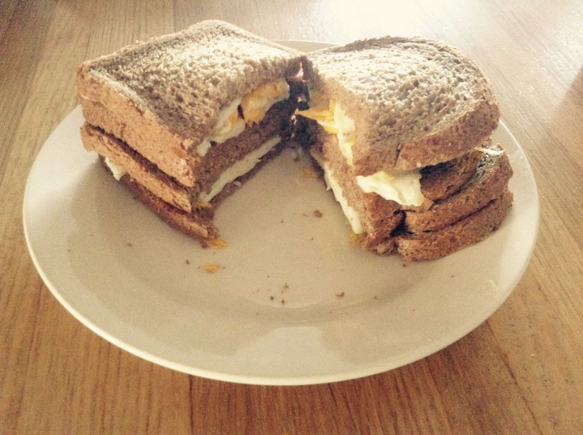 オランダ朝ごはん ダブルエッグサンド オランダーリン オランダ人とのオランダ生活 オランダ朝ごはん ダブルエッグサンド オランダーリン オランダ人とのオランダ生活