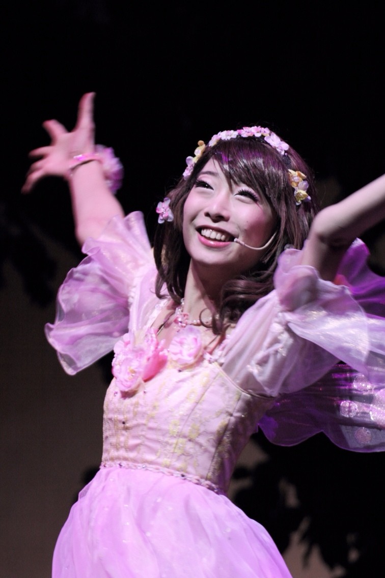 内田莉紗 さん ピューロランドエンターテイナー 白い仔猫と赤いりぼん